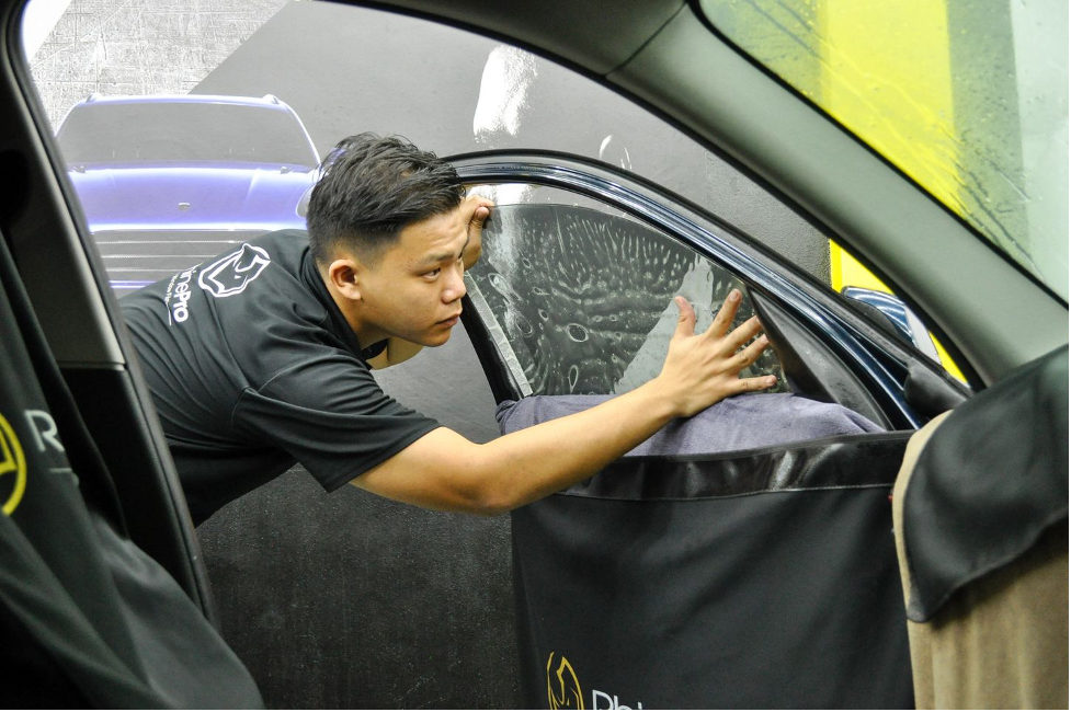 Xe của khách hàng được chăm sóc tỉ mỉ khi dán phim cách nhiệt RhinePro. Nguồn ảnh: RhinePro Việt Nam