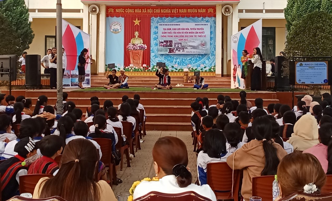 Ban Dân tộc tỉnh Quảng Trị tổ chức các chương trình phòng tránh tảo hôn ở các trường học ở huyện miền núi Hướng Hóa. Ảnh: Hưng Thơ.