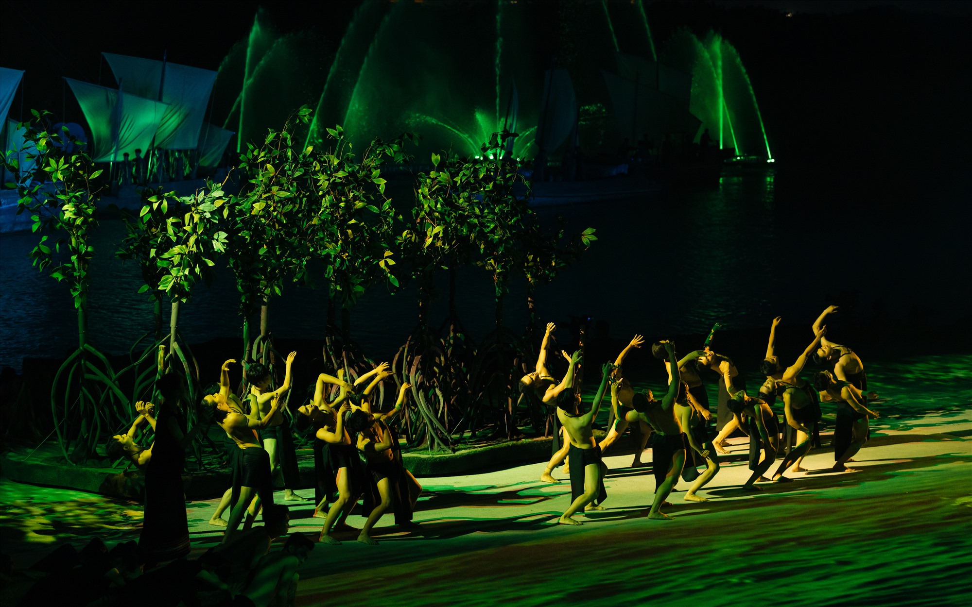 Dàn diễn viên của show thực cảnh "Dòng sông kể chuyện" trải qua nhiều vất vả trong thời gian luyện tập.