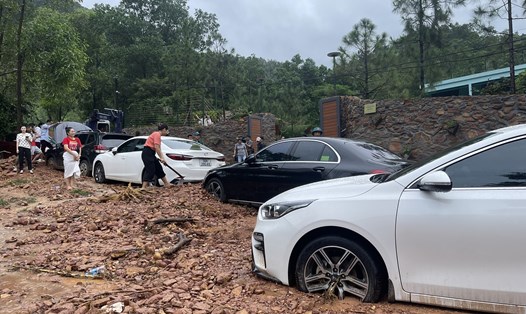 Hàng dài ôtô bị mắc kẹt tại khu vực bị sạt lở ở huyện Sóc Sơn ngày 4.8 vừa qua. Ảnh: Hoài Anh