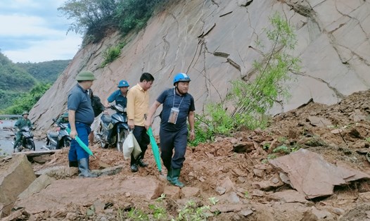 Đoàn công tác huyện Kỳ Sơn kiểm tra đôn đốc khắc phục hậu quả sạt lở. Ảnh: Hải Đăng