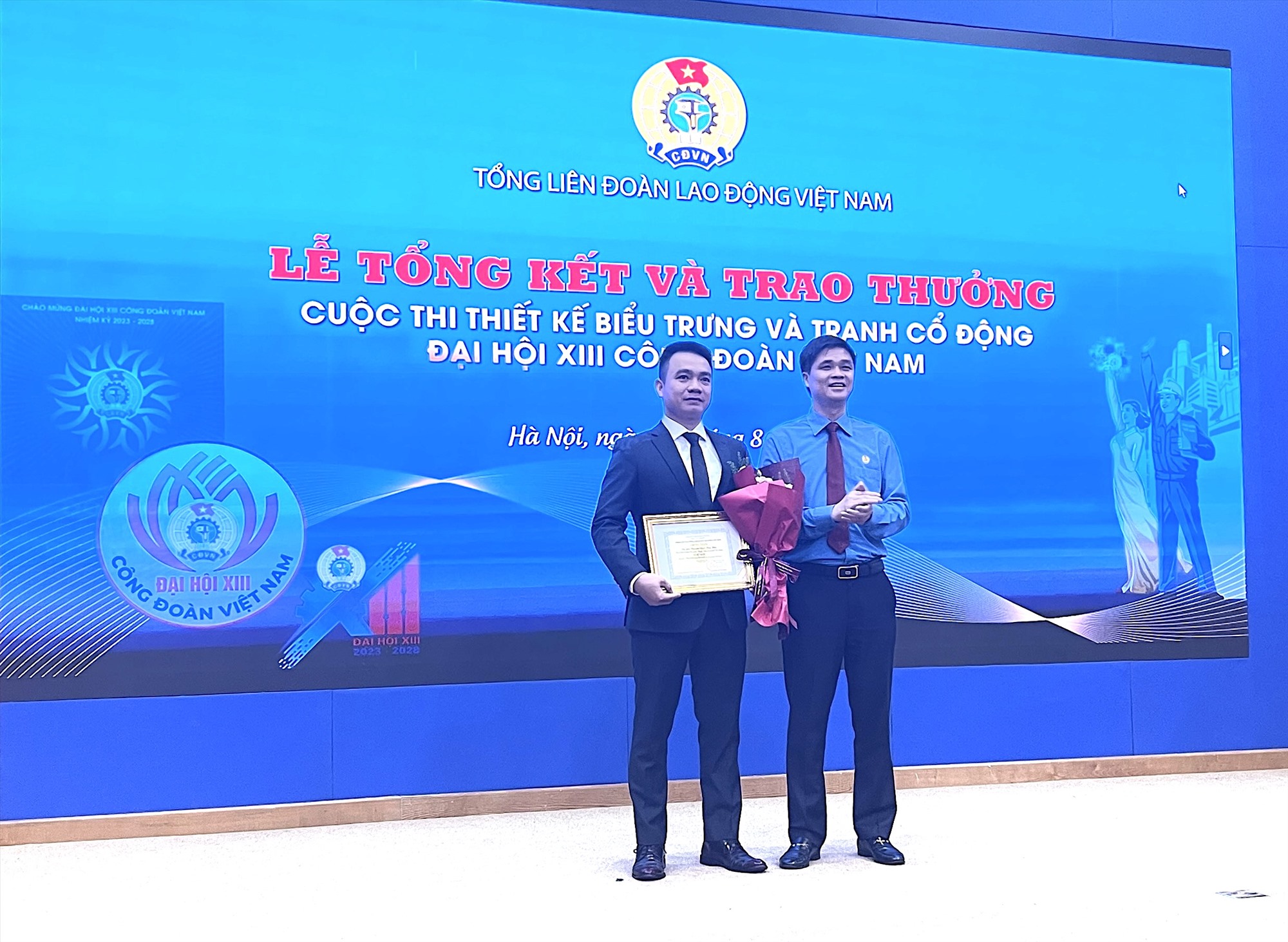 Phó Chủ tịch Tổng LĐLĐVN Ngọ Duy Hiểu trao Giải Nhất thiết kế biểu trưng cho tác giả Nguyễn Ngọc Huy Mẫn. Ảnh: Hà Anh