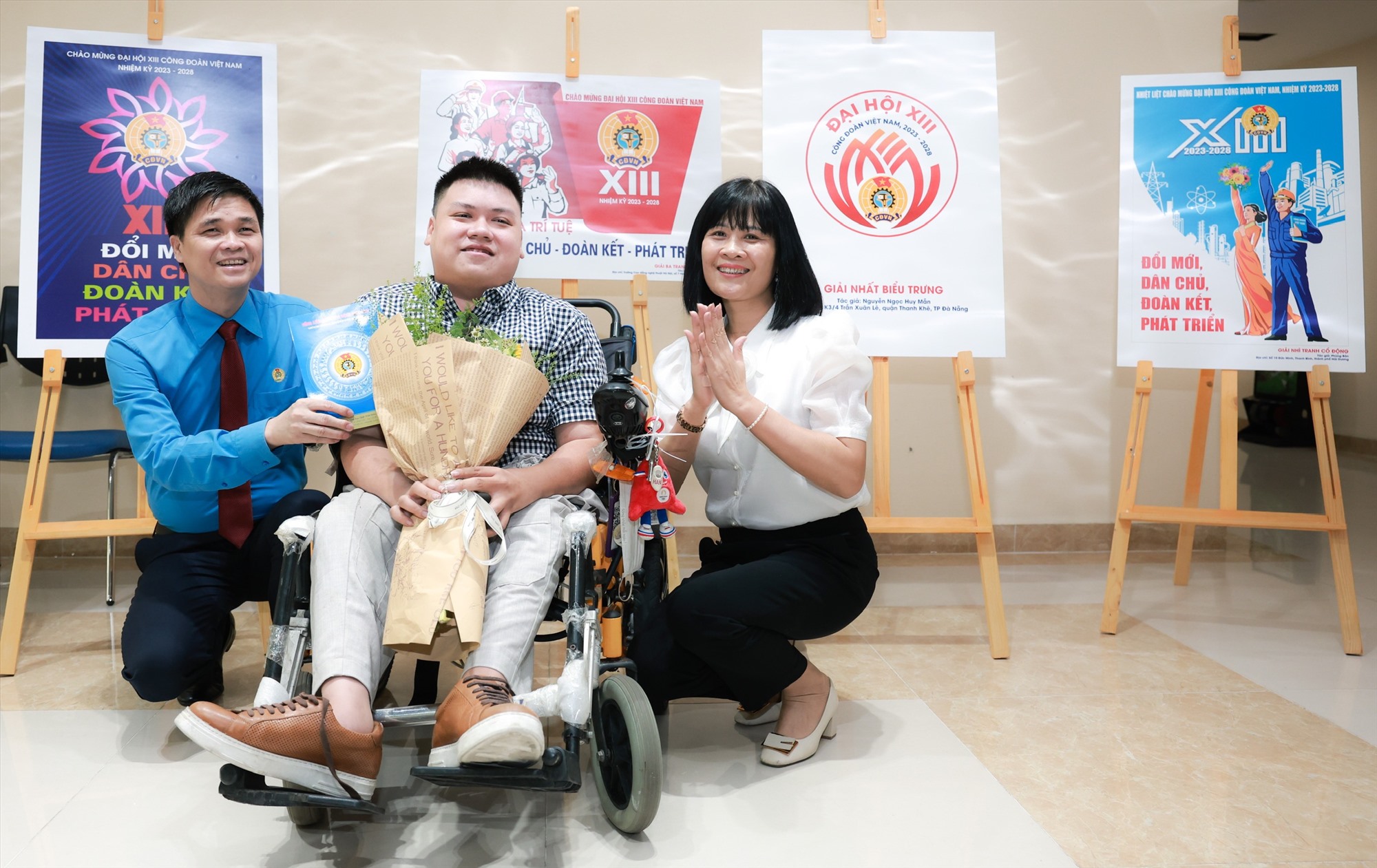 Phó Chủ tịch Tổng LĐLĐVN Ngọ Duy Hiểu (bên trái) trao quà cho tác giả tham gia cuộc thi - anh Nguyễn Đức Anh là người khuyết tật đang sinh hoạt tại Câu lạc bộ sinh viên khuyết tật Hà Nội. Ảnh: Hải Nguyễn
