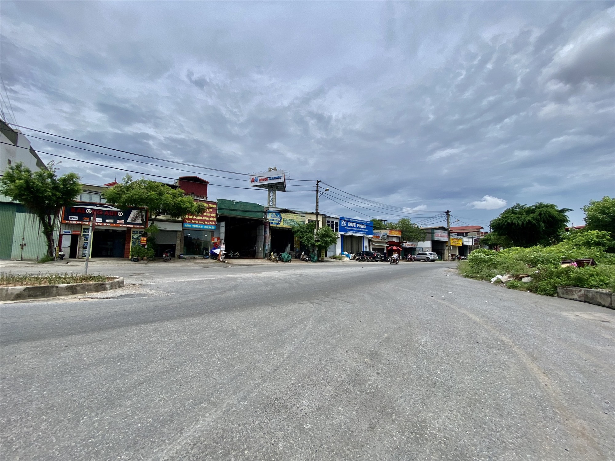 Dự án xây dựng đường Nguyễn Tam Trinh qua quận Hoàng Mai vẫn “giậm chân tại chỗ” do vướng công tác GPMB. Ảnh: Vĩnh Hoàng