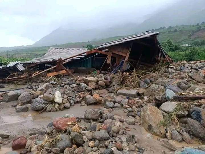 Đã có trên 40 ngôi nhà của người dân ở Mù Cang Chải bị sập đổ, lũ cuốn trôi và ảnh hưởng do mưa lũ. Ảnh: NDCC
