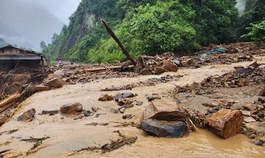 Mưa lớn ở Mù Cang Chải gây sạt lở đất đá khiến 2 xã Hồ Bốn và Lao Chải bị cô lập. Ảnh: NDCC