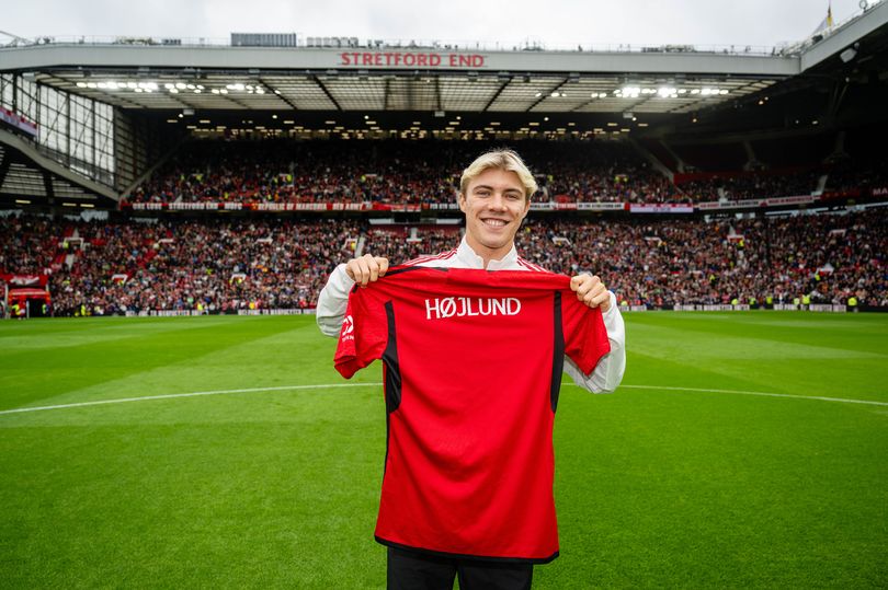Rasmus Hojlund đã trở thành tân binh thứ 3 của “Quỷ đỏ” trong hè này. Ảnh: Manchester United