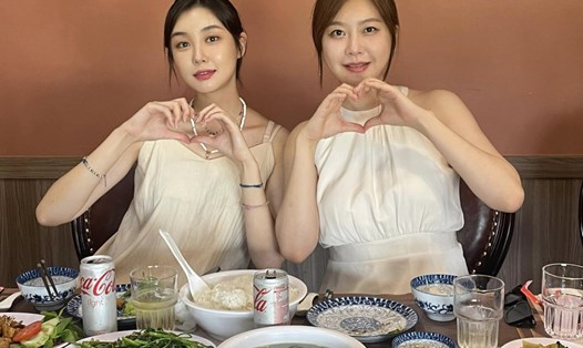 Hoa hậu Lee Seung Hyun và Á hậu Choi Jung Yoon thưởng thức ẩm thực tại Nha Trang.  Ảnh: Chiến Trần

