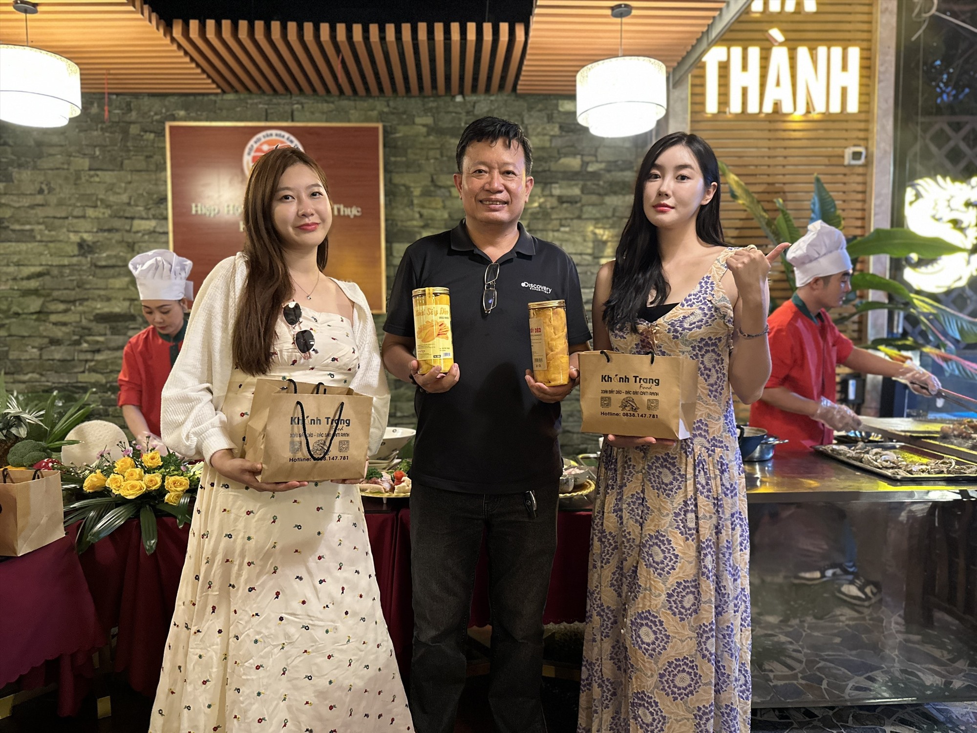 Hoa hậu Lee Seung Hyun và Á hậu Choi Jung Yoon chụp ảnh lưu niệm khi đặt chân đến Nha Trang. Ảnh: Chiến Trần