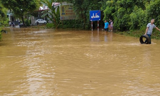 Mưa lớn khiến nhiều tuyến đường ở TP Lào Cai bị ngập sâu, gây khó khăn cho người và phương tiện khi tham gia giao thông. Ảnh: NDCC
