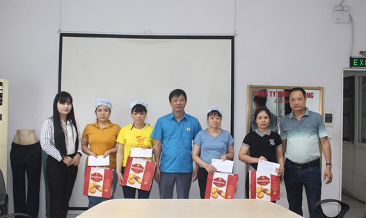 Lãnh đạo LĐLĐ huyện Vụ Bản trao quà cho đoàn viên khó khăn. Ảnh: Công đoàn Nam Định