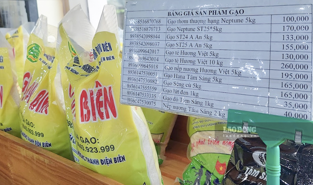 Giá các loại gạo được niêm yết trong siêu thị sáng 7.8. Ảnh: Văn Thành Chương