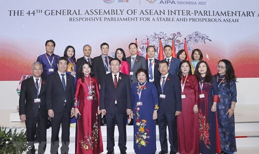 Chủ tịch Quốc hội Vương Đình Huệ và đoàn đại biểu Việt Nam dự lễ khai mạc AIPA-44. Ảnh: TTXVN