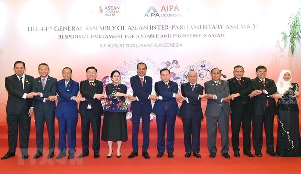 Chủ tịch Quốc hội Vương Đình Huệ (thứ 4 từ trái) và Tổng thống Indonesia Joko Widodo (thứ 5 từ trái), Chủ tịch Hạ viện Indonesia, Chủ tịch AIPA 2023 Puan Maharani (thứ 4 từ trái) cùng đại biểu chụp ảnh lưu niệm. Ảnh: TTXVN