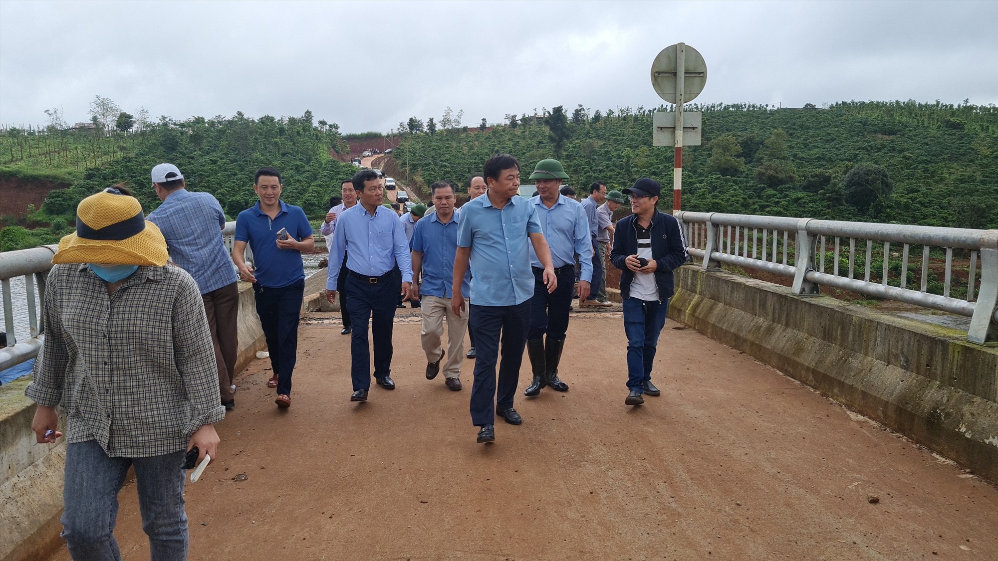 Thứ trưởng Nguyễn Hoàng Hiệp cùng đoàn công tác kiểm tra tại đập thủy lợi Đắk N'Ting. Ảnh: Cường Mai