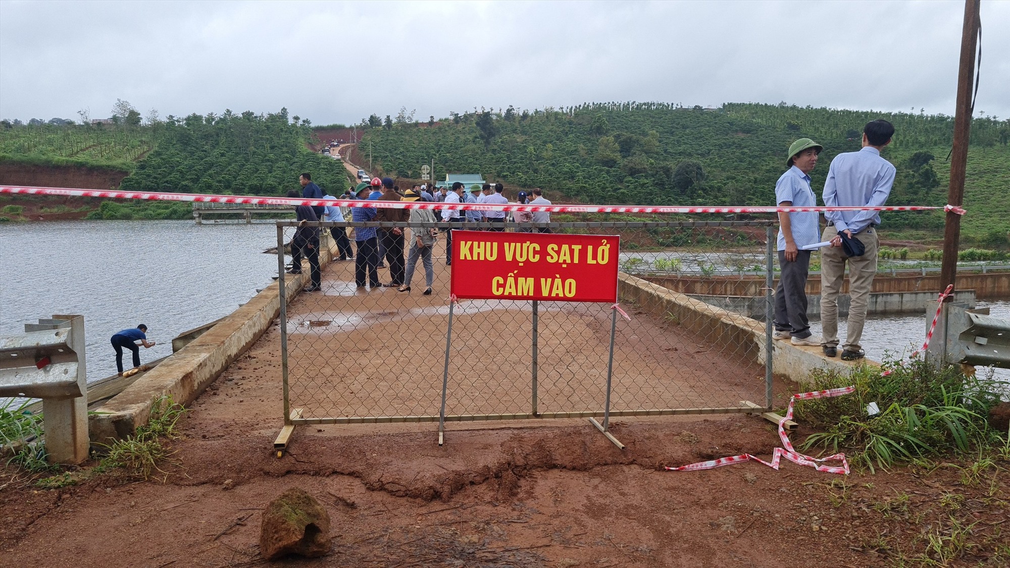 Lực lượng chức năng đã phong tỏa khu vực nguy hiểm ở đập Đắk N'Ting. Ảnh: Cường Mai