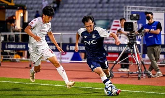 Văn Toàn hiện đang thi đấu tại K.League 2 trong màu áu Seoul E-land. Ảnh: Seoul E-land