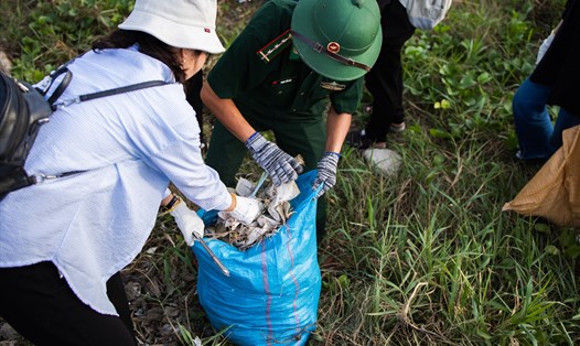 Nhóm Biệt đội Nắng Xanh nhặt rác tại TP Đà Nẵng. Ảnh: Tùng Quân