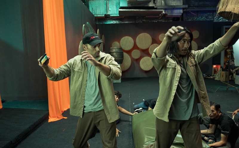 Kiều Minh Tuấn phối hợp ăn ý với ê kíp đến từ Hollywood. Ảnh: Nhà sản xuất