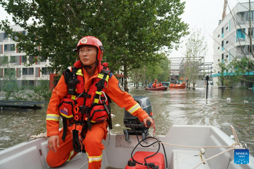 Lính cứu hỏa sơ tán người dân ở quận Phòng Sơn, Bắc Kinh, ngày 2.8.2023. Ảnh: Xinhua
