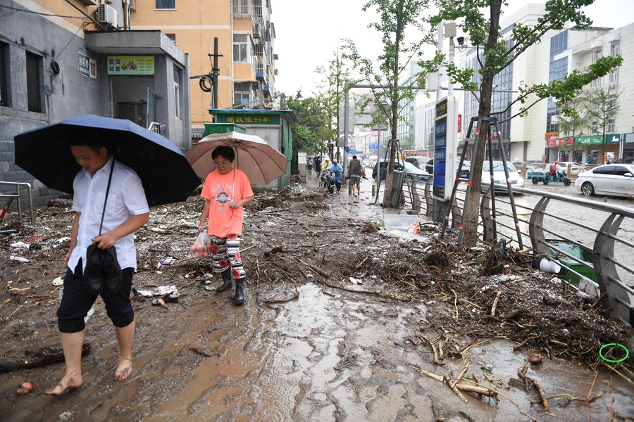 Một con đường lầy lội sau mưa ở quận Mãn Đầu Câu, Bắc Kinh, ngày 31.7.2023. Ảnh: Xinhua