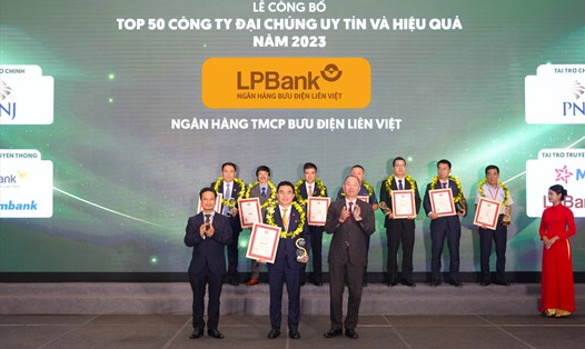 Ông Hồ Nam Tiến – Tổng Giám đốc LPBank (ở giữa) nhận cúp và chứng nhận từ Ban tổ chức. Ảnh LPB