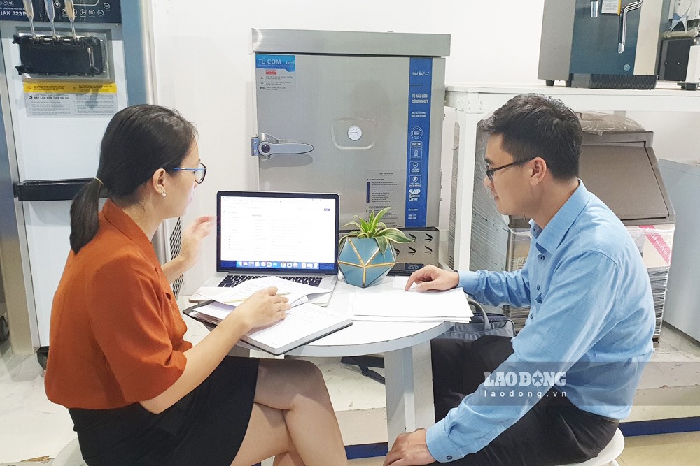 Đại diện Công ty Hải Âu trao đổi với PV Báo Lao Động. Ảnh: Vân Trường