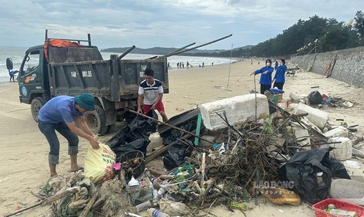 Gần 100m3 rác thải, phao xốp, vật liệu nổi được thu gom trong 2 ngày 5 - 6.8 dọc bãi biển Tình Yêu, huyện Cô Tô. Ảnh: UBND Thị trấn Cô Tô