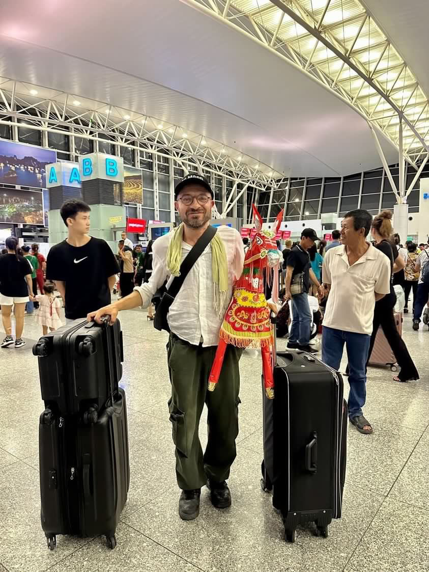 Arnaud Zein el Din chụp ảnh cùng con ngựa vàng mã tại sân bay quốc tế Nội Bài trước khi rời Việt Nam vào đầu tháng 8. Hình ảnh này nổi khắp mạng xã hội cùng từ khóa "ông Tây mua ngựa vàng mã". Ảnh: Arnaud Zein el Din 