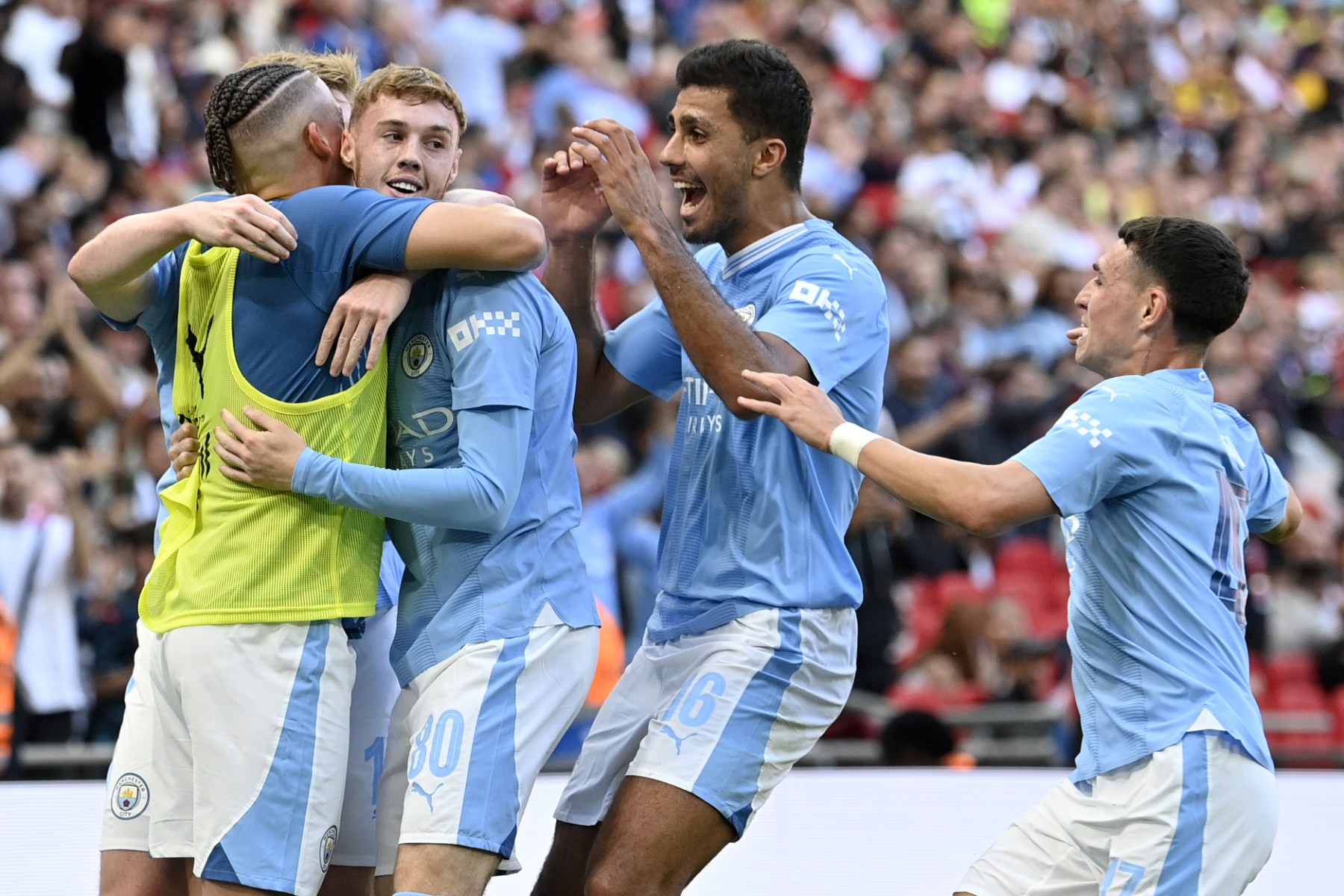Cole Palmer ăn mừng bàn thắng cùng các đồng đội tại Man City.  Ảnh: AFP