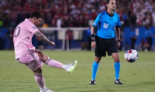 Thêm một pha đá phạt, thêm một lần Messi khiến giới mộ điệu nước Mỹ phải thán phục. Ảnh: AFP