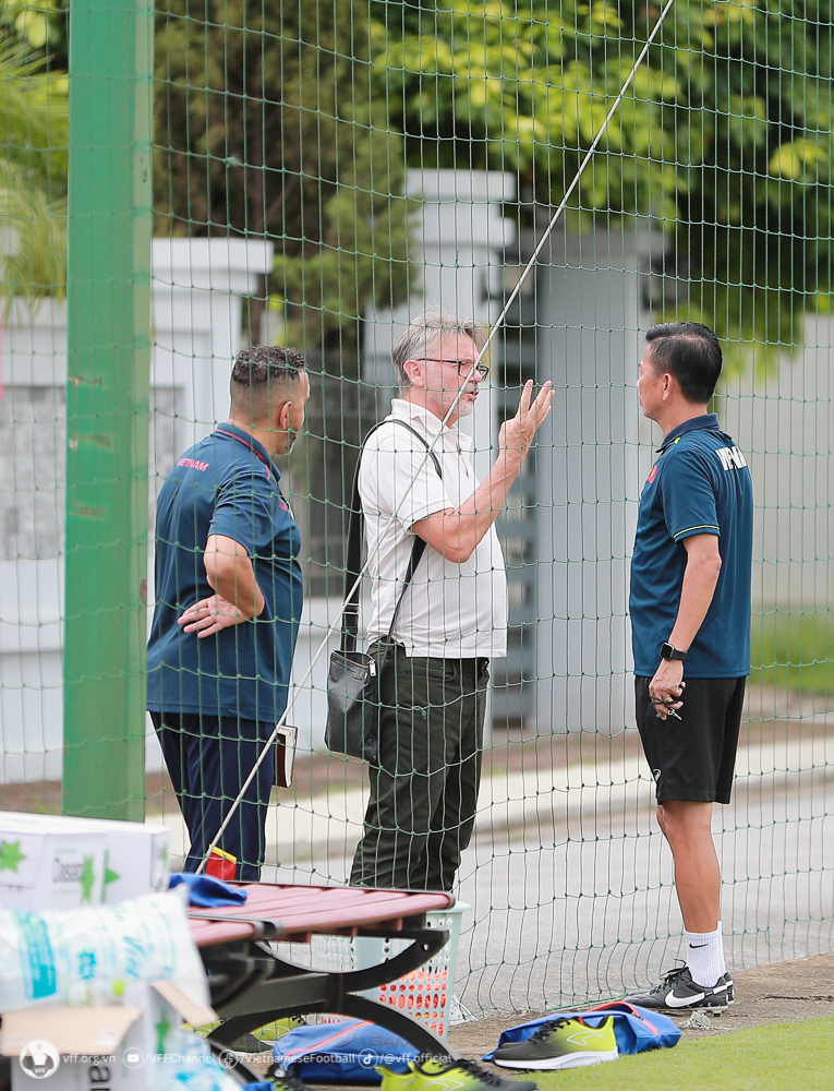 Ông Troussier trao đổi công việc với huấn luyện viên Hoàng Anh Tuấn. Ảnh: VFF