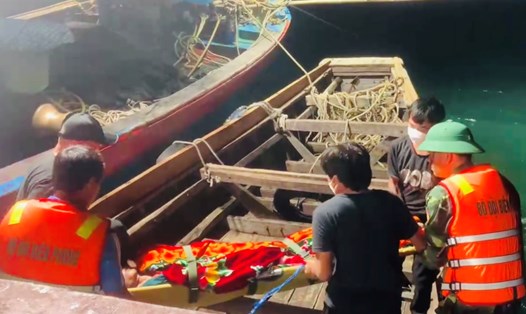 Ngư dân bị nạn được lực lượng BĐBP Quảng Bình ứng cứu. Ảnh: Đức Trí