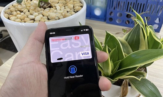 Người dùng Việt Nam đã có thể thêm thẻ ngân hàng vào ứng dụng Apple Wallet và thanh toán không chạm với Apple Pay. Ảnh: Anh Vũ