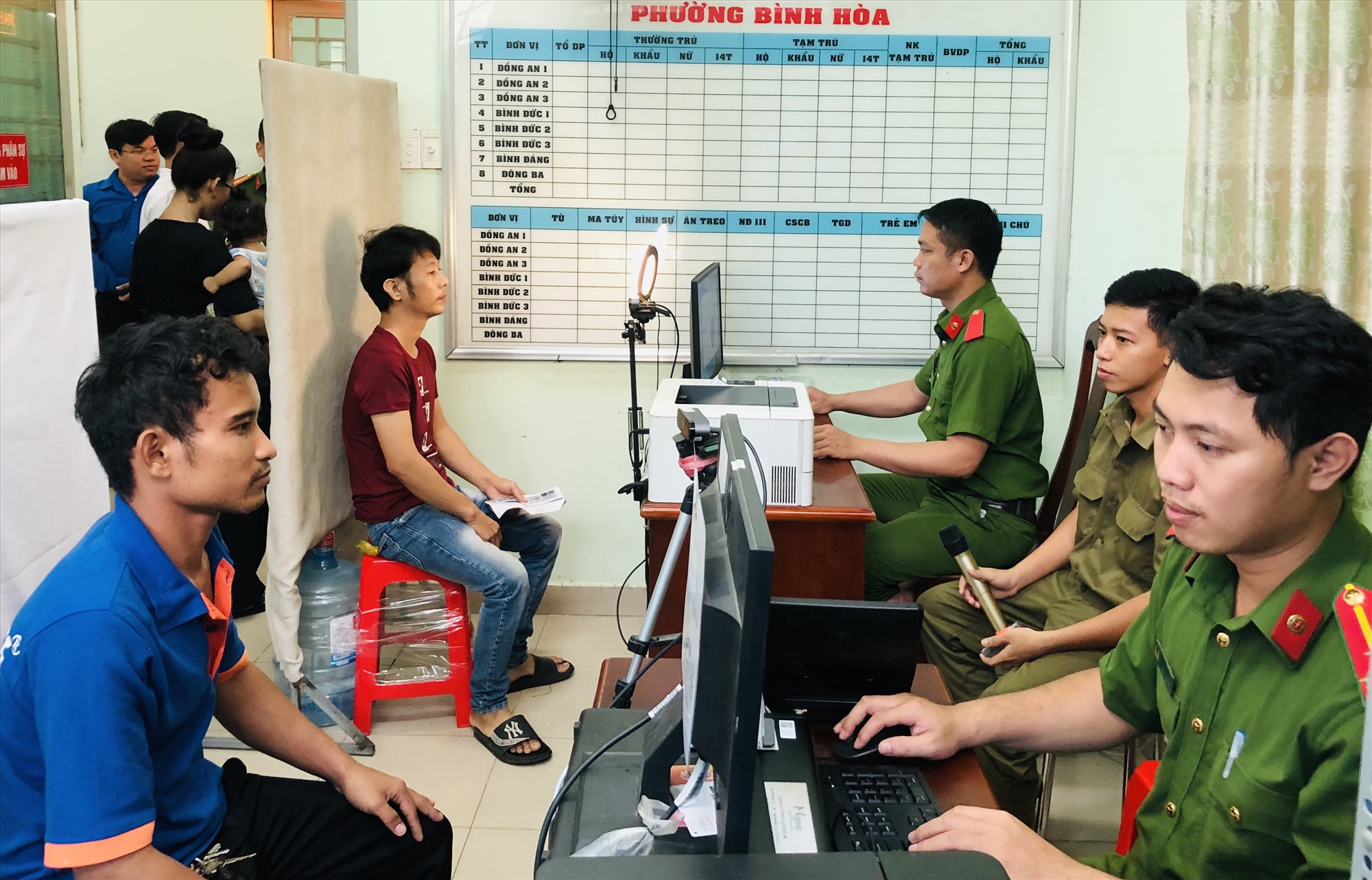 Điểm thu nhận hồ sơ định danh điện tử trên địa bàn thành phố Thuận An. Ảnh: Dương Bình