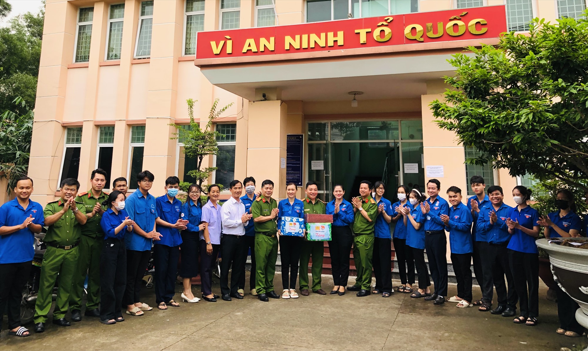 Tỉnh đoàn Bình Dương thăm động viên tinh thần các đội tình nguyện tại thành phố Thuận An. Ảnh: Dương Bình