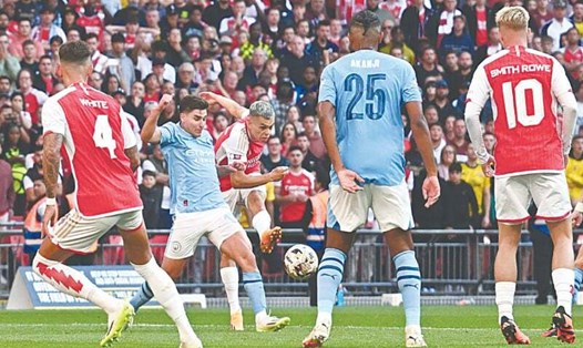 Leandro Trossard ghi bàn ở phút 101 trong trận Siêu cúp Anh giữa Man City và Arsenal. Ảnh: FA
