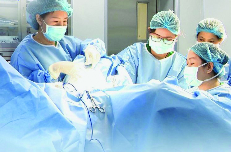 Bác sĩ phẫu thuật cho người bệnh. Ảnh: Bệnh viện Đa khoa Tâm Anh TP Hồ Chí Minh