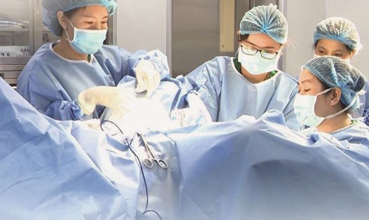 Bác sĩ phẫu thuật cho người bệnh. Ảnh: Bệnh viện Đa khoa Tâm Anh TP Hồ Chí Minh
