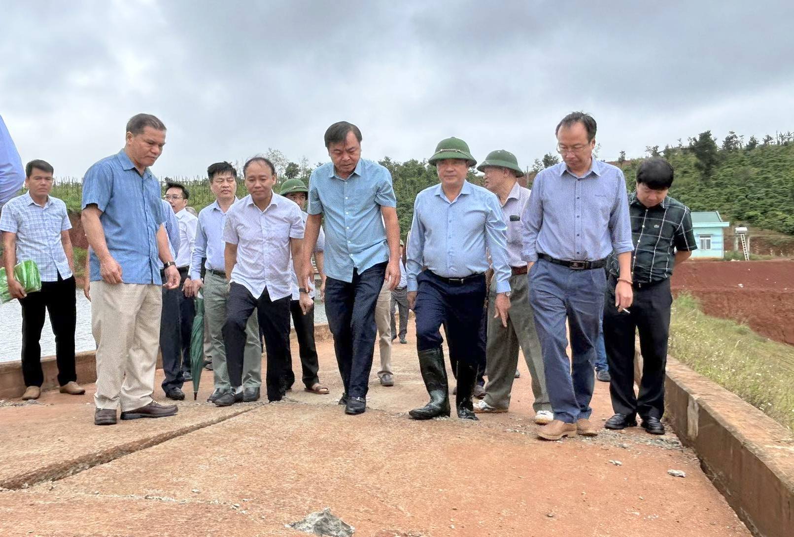 Thứ trưởng Bộ Nông nghiệp và Phát triển nông thôn Nguyễn Hoàng Hiệp dẫn đầu đoàn công tác đến kiểm tra tình trạng sạt lở, sụt lút ở hồ thủy lợi Đắk N'ting. Ảnh: Phan Tuấn
