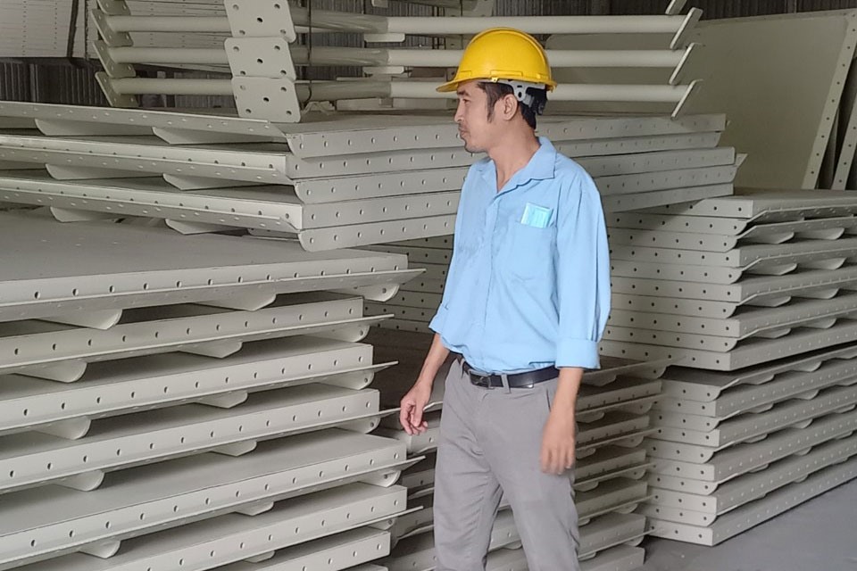 Kỹ sư Trần Thái Trọng tại xưởng sản xuất. Ảnh: K.Q