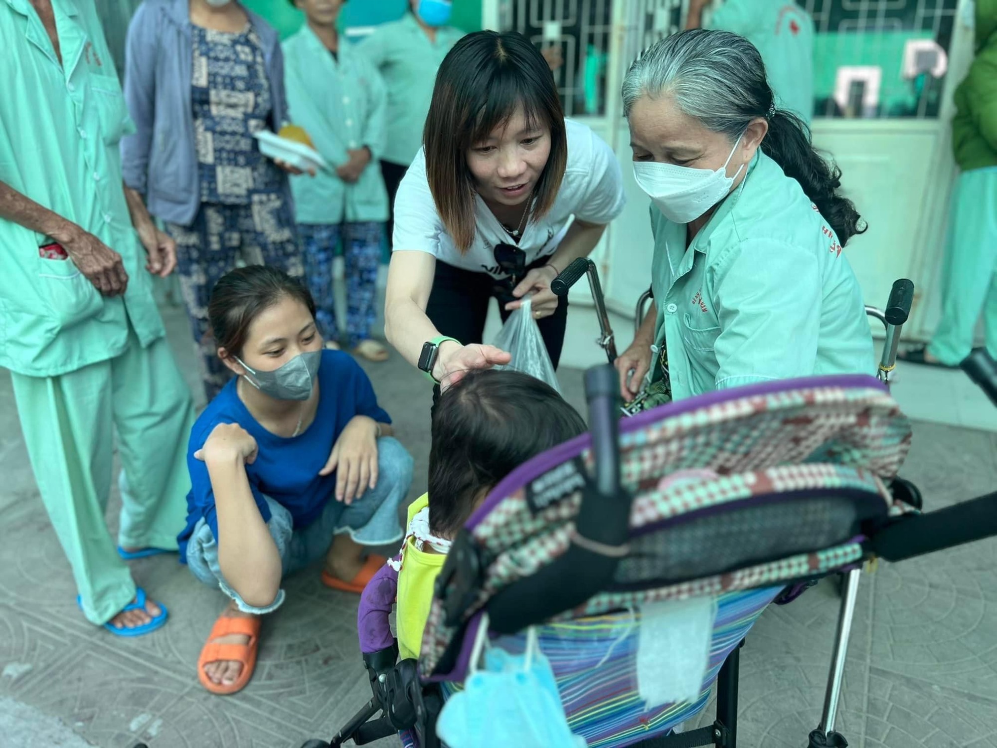 Thuỳ Trang phát các suất cơm miễn phí tại Bệnh viện Đa khoa khu vực miền núi phía bắc Quảng Nam. Ảnh: Facebook nhân vật