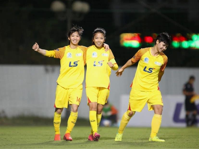 Huỳnh Như và Thuỳ Trang là đồng đội thân thiết cả ở câu lạc bộ TPHCM và đội tuyển quốc gia. Ảnh: Facebook nhân vật