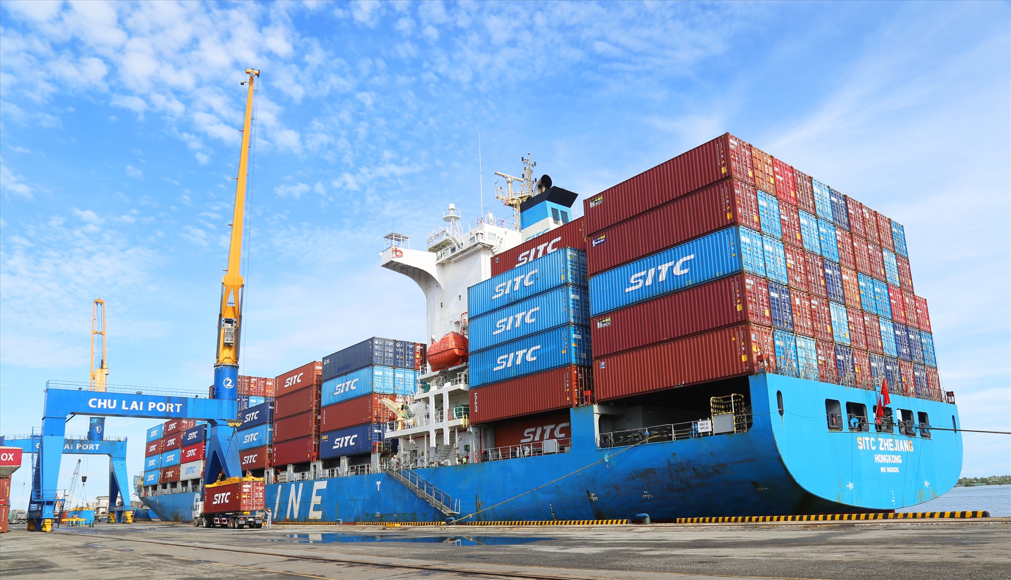 Siêu tàu container cập Cảng quốc tế Cái Mép  VnExpress