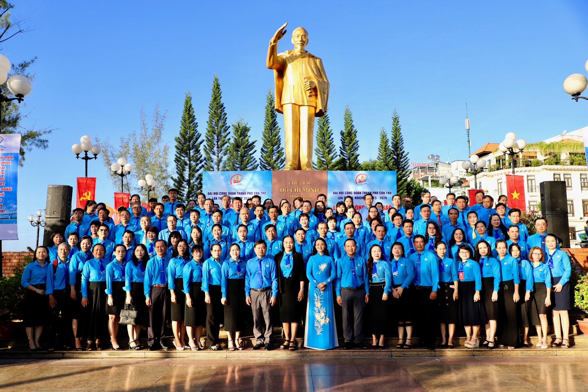 Đoàn đại biểu Đại hội Công đoàn TP Cần Thơ chụp ảnh lưu niệm tại tượng đài Bác Hồ - Bến Ninh Kiều. Ảnh: LĐLĐ TP Cần Thơ