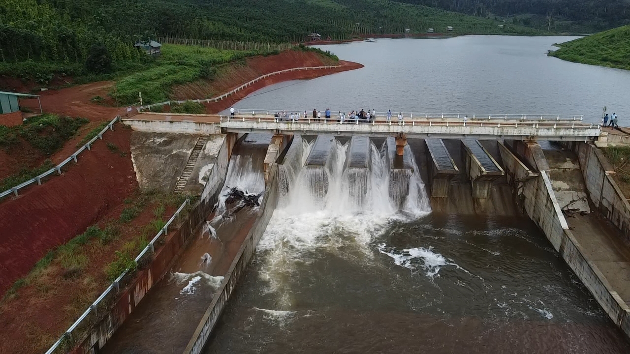 Hồ thủy lợi Đắk N'ting đang xả nước, giảm tải, tránh nguy cơ vỡ đập. Ảnh: Phan Tuấn
