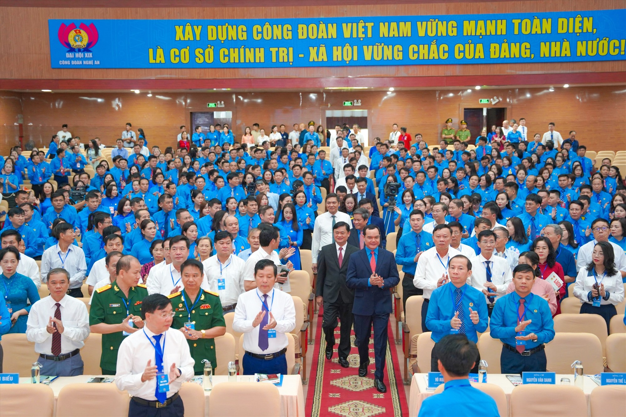 Đoàn đại biểu Tổng LĐLĐ Việt Nam và Tỉnh ủy Nghệ An tham dự Đại hội. Ảnh: Quỳnh Trang