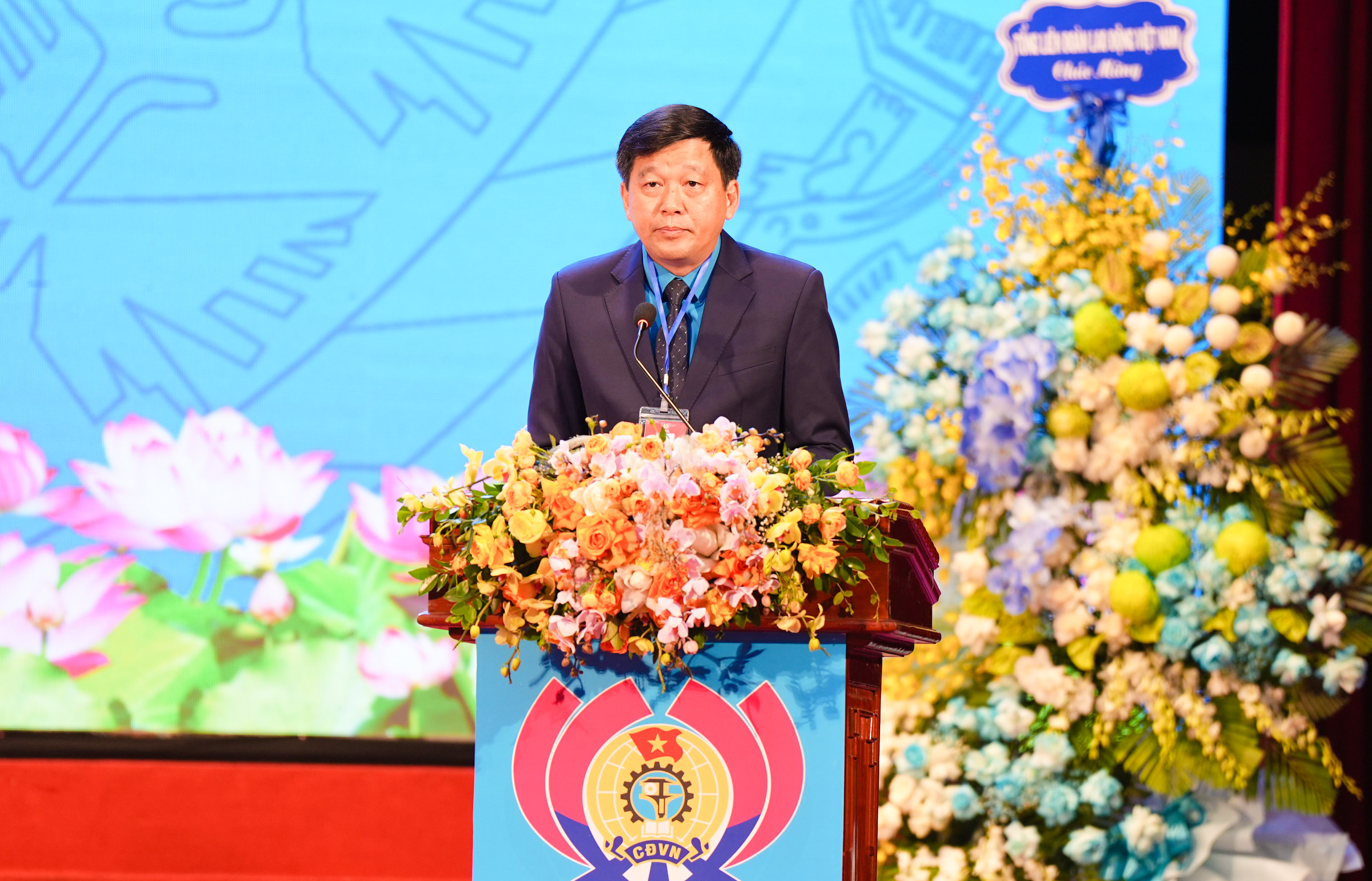Chủ tịch LĐLĐ tỉnh Nghệ An Kha Văn Tám phát biểu tiếp thu ý kiến chỉ đạo của lãnh đạo Tổng LĐLĐ Việt Nam. Ảnh: Quỳnh Trang