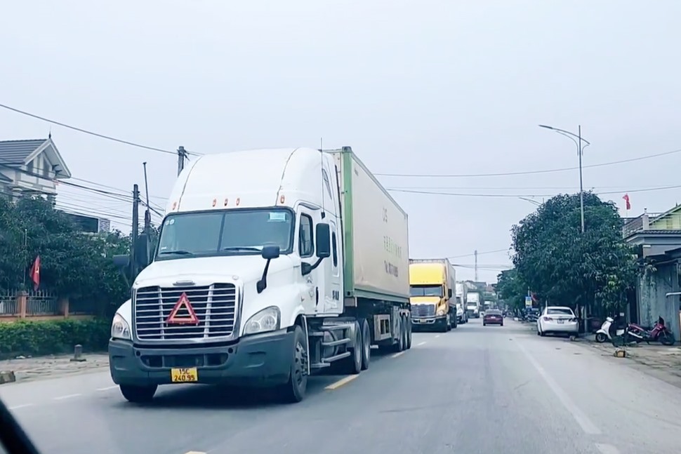 Xe container lưu thông trên tuyến đường ven biển Hà Tĩnh. Ảnh: Trần Tuấn.