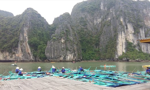 Dịch vụ thuyền nan tại Hang Luồn. Ảnh: Nguyễn Hùng